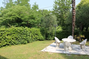 Outdoor dining - Holiday apartment with lake view (Cisano)
