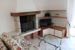TV, fireplace