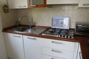 Mikrowelle, Herdplatte, Wasserkocher mit Kaffee-/Teezubehör, Toaster