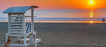 30 Sec. to Beach, Sun, Sand & Waves  &  a Family & Pet Friendly Fenced Backyard