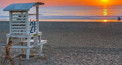 30 Sec. to Beach, Sun, Sand & Waves & a Family & Pet Friendly Fenced Backyard