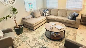 Een smart-tv, een open haard en boeken