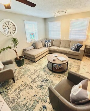 Téléviseur connecté, foyer, livres