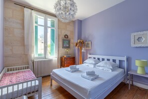 3 habitaciones, tabla de planchar con plancha, wifi y ropa de cama 