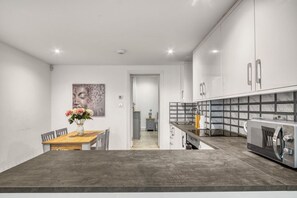 Réfrigérateur, four à micro-ondes, un four, surface de cuisson