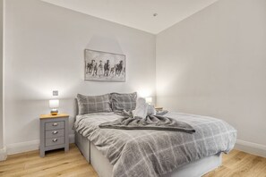 1 chambre, bureau, fer et planche à repasser, lit de bébé portatif