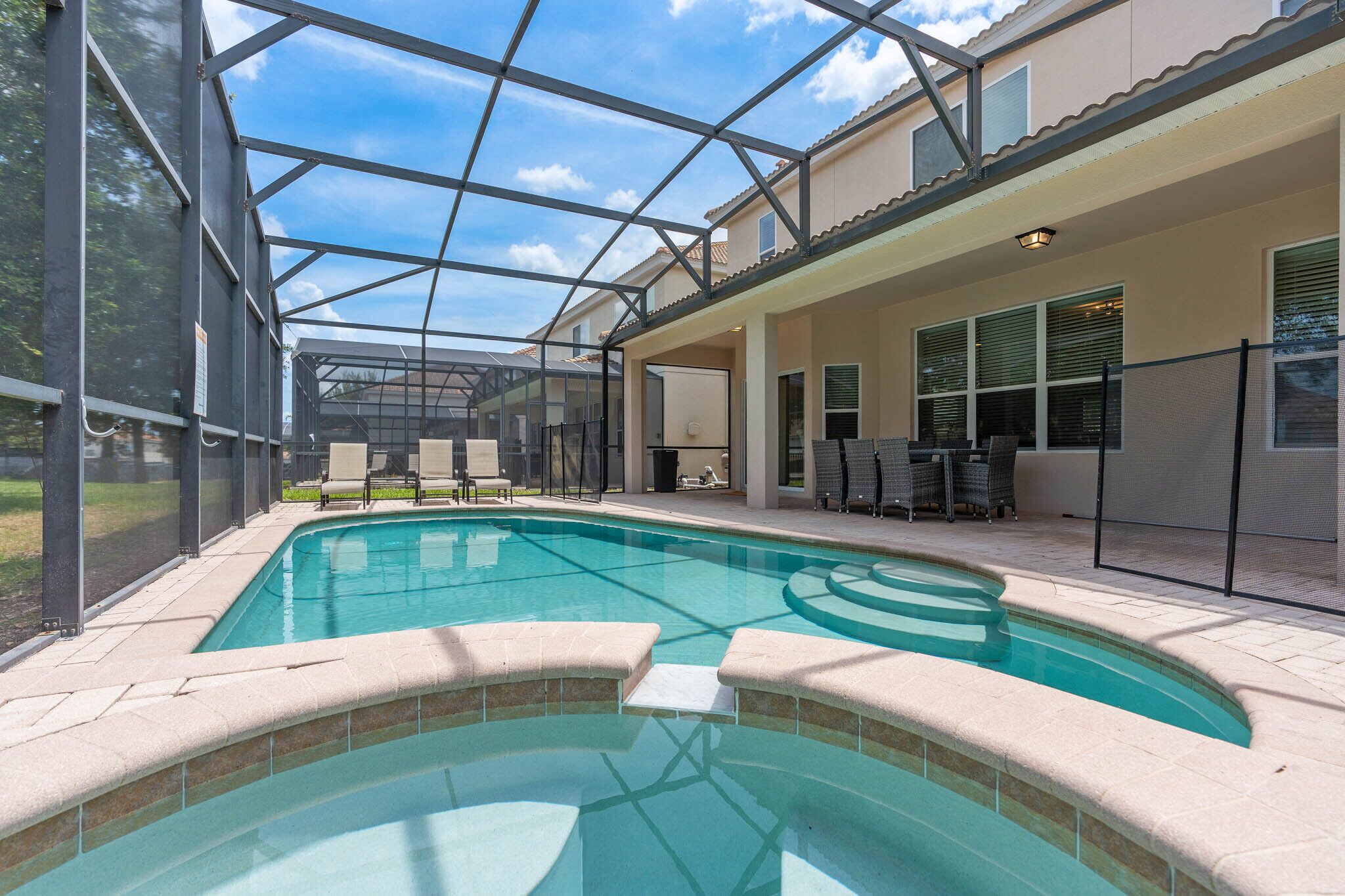 Utendørsbasseng og et oppvarmet basseng