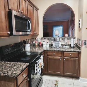 Fridge, microwave, oven, stovetop - Oasis in the Hill (Richmond Hill)