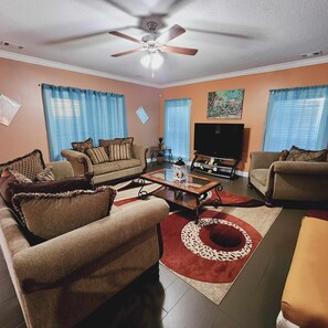 Smart TV - Oasis in the Hill (Richmond Hill)