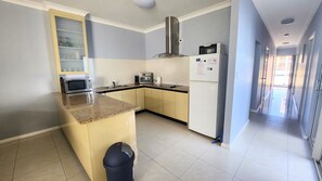 Mikrobølgeovn, brødrister, spisebord