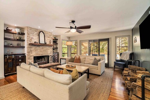 Riverfront Cabin w/ Hot Tub & Outdoor Movie Screen. Quiet Retreat In The Woods!