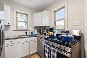 冷蔵庫、電子レンジ、オーブン、コンロ