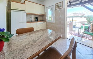 Fridge, stovetop, coffee/tea maker