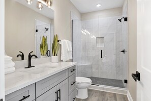 Shower, towels - Luxe Stay with Pool, Near Gulf Shores (Gulf Shore)