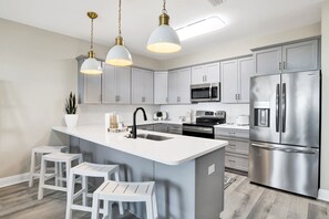 Refrigerador, microondas, horno, placa de cocina