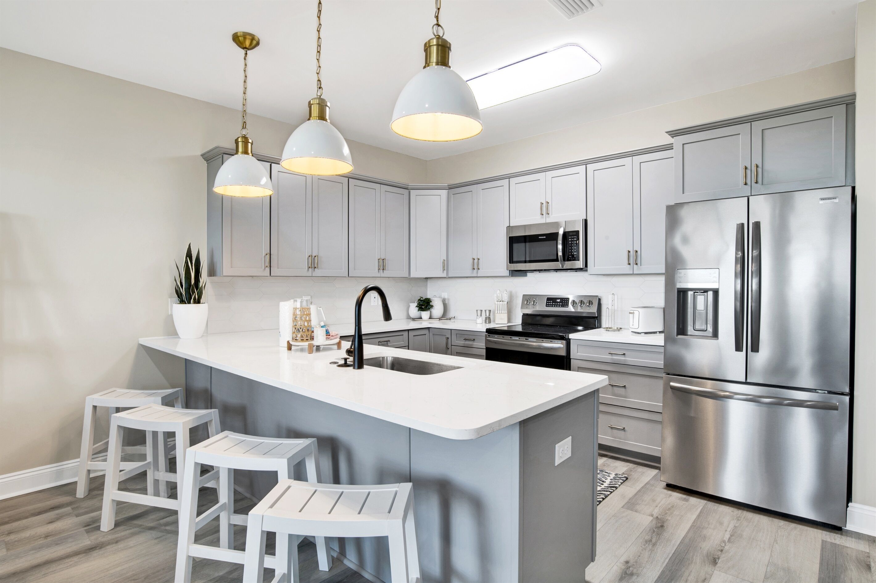 Réfrigérateur, four à micro-ondes, un four, surface de cuisson