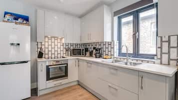 Refrigerador, microondas, horno y parrilla de estufa