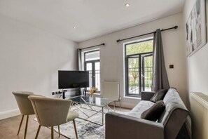 Smart TV - Spacious Luxurious 2BR 2BA (London)