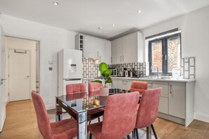 Fridge, microwave, oven, stovetop - Spacious Luxurious 2BR 2BA (London)