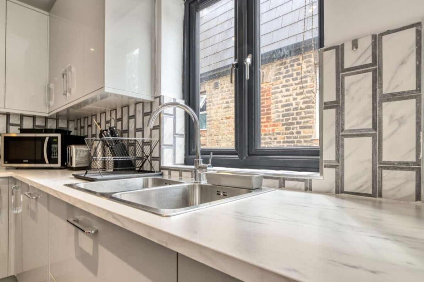 Frigorifero, microonde, forno, piano cottura