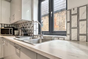 Kylskåp, mikrovågsugn, ugn och spishäll