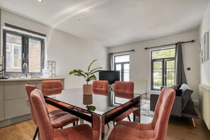 Smart TV - Spacious Luxurious 2BR 2BA (London)