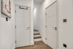 Interior - Spacious Luxurious 2BR 2BA (London)