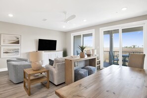 Een smart-tv en boeken