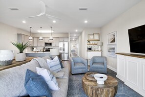 Smart TV, books - Serenity Sunrise: Gulf Shores Luxury Condo (Gulf Shores)