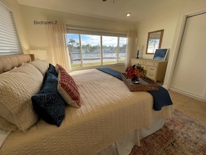 4 bedrooms, desk, iron/ironing board, WiFi - Waterfront Retreat - Short Walk to Beach  (Treasure Island)