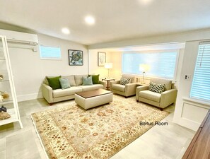 Smart TV, fireplace, printers - Waterfront Retreat - Short Walk to Beach  (Treasure Island)
