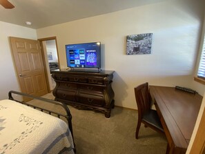 2 bedrooms, desk, iron/ironing board, WiFi