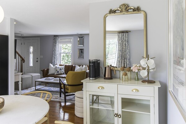 Smart TV, fireplace - A cozy cape cod cottage w/ AC near local beaches! Pet friendly (Sandwich)