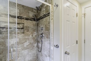 Dusche, Haartrockner, Handtücher, Shampoo