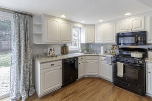 Microwave, oven, stovetop, dishwasher - A cozy cape cod cottage w/ AC near local beaches! Pet friendly (Sandwich)