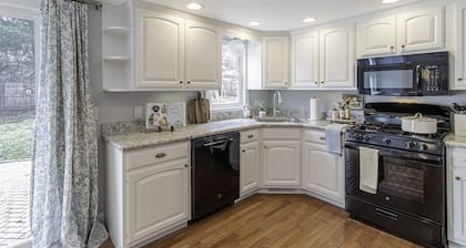 A cozy cape cod cottage w/ AC near local beaches! Pet friendly