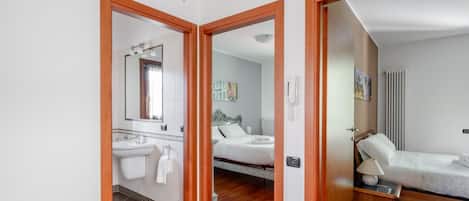 3 bedrooms, in-room safe, iron/ironing board, internet