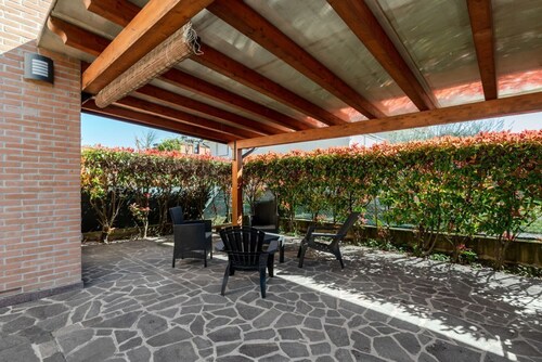 GuestHost - Cozy villa on two floors of about 150 sqm perfect for 7 people.The villa is located in a quiet residential area in the heart of nature in the Euganean Hills and a short walk from the wonderful spa of Abano and the historic center of Abano Ter