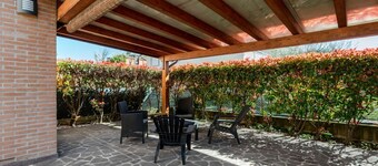 GuestHost - Cozy villa on two floors of about 150 sqm perfect for 7 people.The villa is located in a quiet residential area in the heart of nature in the Euganean Hills and a short walk from the wonderful spa of Abano and the historic center of Abano Ter