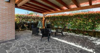 GuestHost - Cozy villa on two floors of about 150 sqm perfect for 7 people.The villa is located in a quiet residential area in the heart of nature in the Euganean Hills and a short walk from the wonderful spa of Abano and the historic center of Abano Ter