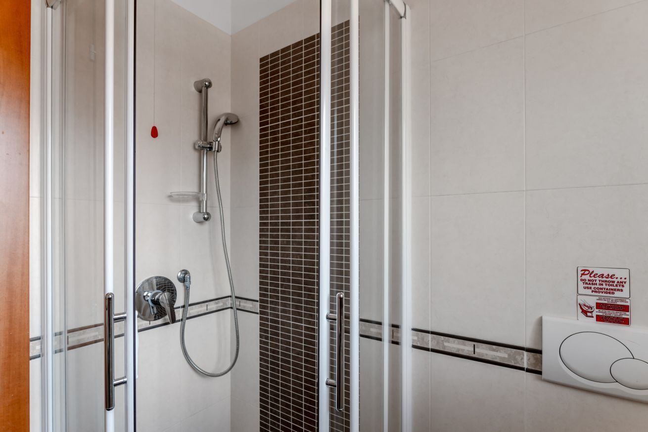 Een douche, een haardroger, een bidet