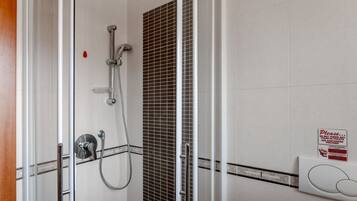 Een douche, een haardroger, een bidet