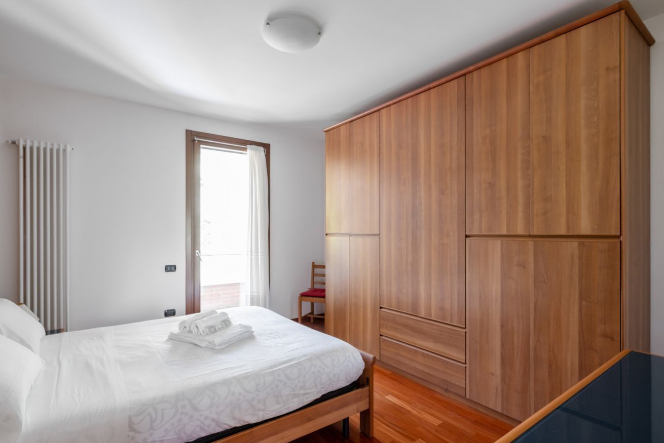 3 chambres, coffres-forts dans les chambres, fer et planche à repasser
