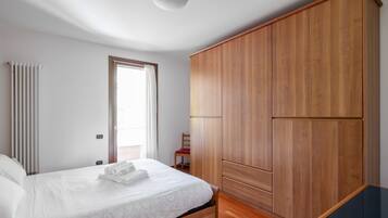 3 chambres, coffres-forts dans les chambres, fer et planche Ă repasser