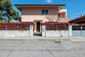 Exterior - GuestHost - Cozy villa on two floors of about 150 sqm perfect for 7 people.The villa is located in a quiet residential area in the heart of nature in the Euganean Hills and a short walk from the wonderful spa of Abano and the historic center of Abano Ter (Abano Terme)