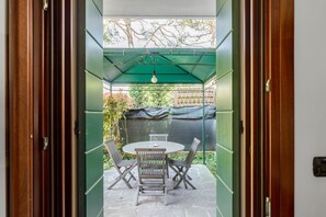 Outdoor dining - GuestHost - Cozy villa on two floors of about 150 sqm perfect for 7 people.The villa is located in a quiet residential area in the heart of nature in the Euganean Hills and a short walk from the wonderful spa of Abano and the historic center of Abano Ter (Abano Terme)