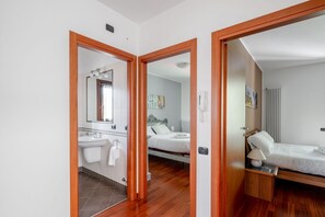 3 bedrooms, in-room safe, iron/ironing board, Internet