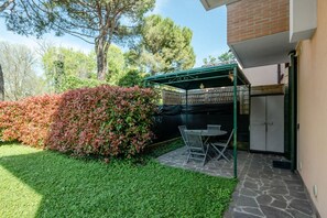 Outdoor dining - GuestHost - Cozy villa on two floors of about 150 sqm perfect for 7 people.The villa is located in a quiet residential area in the heart of nature in the Euganean Hills and a short walk from the wonderful spa of Abano and the historic center of Abano Ter (Abano Terme)
