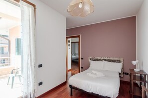 3 bedrooms, in-room safe, iron/ironing board, Internet