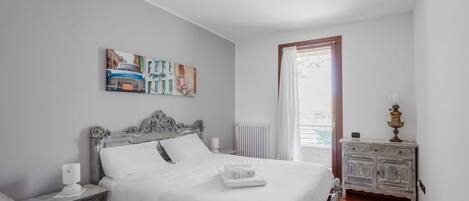 3 bedrooms, in-room safe, iron/ironing board, internet